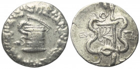Mysien. Pergamon.

 Cistophor (Silber). Ca. 166 - 160 v. Chr.
Vs: Cista mystica mit halb geöffnetem Deckel, aus der sich eine Schlange herauswindet...
