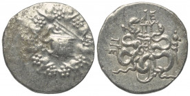 Mysien. Pergamon.

 Cistophor (Silber). Ca. 85 - 76 v. Chr.
Vs: Cista mystica mit halb geöffnetem Deckel, aus der sich eine Schlange herauswindet; ...