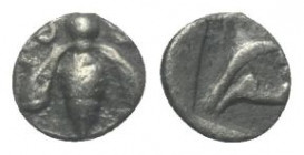 Ionien. Ephesos.

 Tetartemorion (Silber). Ca. 525 - 500 v. Chr.
Vs: Biene.
Rs: Adlerkopf links in vertieftem Quadrat.

5 mm. 0,18 g. 

SNG Ka...