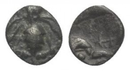 Ionien. Ephesos.

 Tetartemorion (Silber). Ca. 500 - 420 v. Chr.
Vs: Biene.
Rs: Adlerkopf rechts, darüber Ethnikon.

5 mm. 0,20 g. 

SNG Kayha...