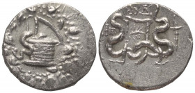 Ionien. Ephesos.

 Cistophor (Silber). 131 / 130 v. Chr. (Jahr 4).
Vs: Cista mystica mit halbgeöffnetem Deckel, aus der sich nach links eine Schlan...