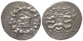 Ionien. Ephesos.

 Cistophor (Silber). 83 / 82 v. Chr. (Jahr 52).
Vs: Cista mystica mit halbgeöffnetem Deckel, aus der sich nach links eine Schlang...