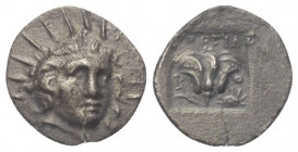 Inseln vor Karien. Rhodos.

 Hemidrachme (Silber). Ca. 125 - 88 v. Chr.
Vs: Kopf des Helios mit Strahlenkrone in Dreiviertelansicht rechts.
Rs: P ...