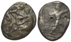Pamphylien. Aspendos.

 Stater (Silber, subärat). Ca. 370 - 330 v. Chr.
Vs: Zwei Ringer einander gegenüber, der Linke packt mit beiden Händen den l...