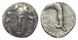 Pisidien. Etenna.

 Obol (Silber). 3. Jhdt. v. Chr.
Vs: Gorgoneion en face.
Rs: Sichelförmiges Messer.

10 mm. 0,70 g. 

SNG Paris 1530; SNG v...
