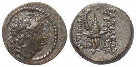 Seleukidisches Königreich. Tryphon (142 - 138 v. Chr.).

 Bronze.
Vs: Kopf mit Diadem rechts.
Rs: Makedonischer Helm mit Hörnern links, davor zwei...