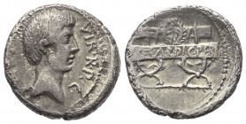 Octavianus.

 Denar (Silber). 42 v. Chr. Mobile Münzstätte von Octavianus.
Vs: CAESAR III VIR R P C. Kopf des Octavianus rechts.
Rs: Sella curulis...