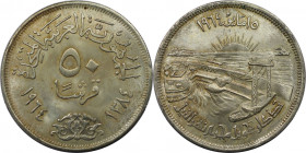 50 Piastres 1964 
Weltmünzen und Medaillen, Ägypten / Egypt. Nilstaudamm. 50 Piastres 1964. 19,92 g. Silber. KM 407. Fast Stempelglanz
