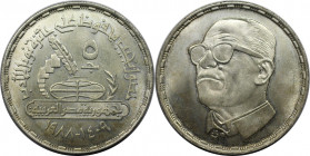 5 Pounds 1988 
Weltmünzen und Medaillen, Ägypten / Egypt. Naguib Mahfouz. 5 Pounds 1988. 17,50 g. 0.720 Silber. 0.41 OZ. KM 662. Stempelglanz