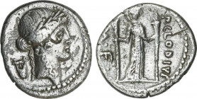 Denario. 42 a.C. CLAUDIA. P. Claudius M.f. Turrinus. Anv.: Cabeza laureada de Apolo a derecha, detrás Lira. Rev.: Diana Lucifera de pie con dos largas...