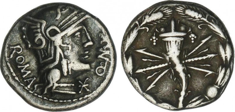 Denario. 127 a.C. FABIA. Q. Fabius Maximus Eburnus. Anv.: Cabeza de Roma a derec...
