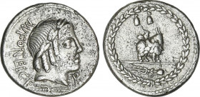 Denario. 85 a.C. FONTEIA. Mn. Fonteius C.f. Anv.: Cabeza de Apolo Vejovis a derecha entre MN. (nexadas) FONTEI. (NT nexadas) C.F. y ROMA en monograma....