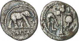 Denario. Acuñada el 54-51 a.C. JULIO CÉSAR. ESCASA. Anv.: CAESAR. Elefante a derecha, delante una serpiente. Rev.: Símpulo, aspersorio, hacha y apex. ...