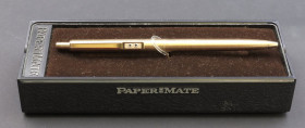 PAPER MATE Penna a sfera - Corpo della penna e finiture dorate con scritta “USA” nella parte centrale. Oggetto usato ma in buono stato conservativo. V...