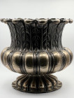 ARGENTI grande vaso in argento titolo 800 sbalzato. Anni 20. 1894g.
