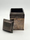 ARGENTI scatola porta the in argento monogrammata con particolare coperchio a ghigliottina. Olanda inizio XIX sec. 300g.