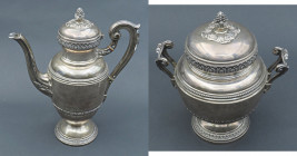ARGENTI caffettiera e zuccheriera in argento cesellato ed inciso. Titolo 950. Interno dorato. Francia Ca.1850