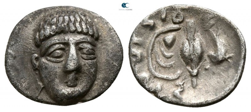 Campania. Phistelia 325-275 BC. 
Obol AR

10mm., 0,62g.

Facing male head /...
