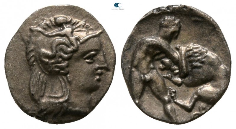 Calabria. Tarentum 380-325 BC. 
Diobol AR

10mm., 0,77g.

Head of Athena ri...