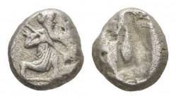Persia (Achaemenidae), Siglos Circa 485-420 Darios I to Xerxes II., AR 14mm., 5.34g. Persian king or hero in kneeling-running stance right, holding sp...