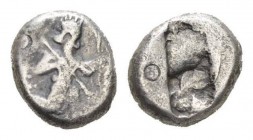 Persia (Achaemenidae), Siglos Circa 485-420 Darios I to Xerxes II., AR 14mm., 4.69g. Persian king or hero in kneeling-running stance right, holding sp...
