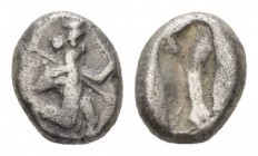 Persia (Achaemenidae), Siglos Circa 485-420 Darios I to Xerxes II., AR 15mm., 5.39g. Persian king or hero in kneeling-running stance right, holding sp...