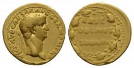 Claudius, 41-54 Aureus 41-42, AV 19mm., 7.63g. TI CLAVD CAESAR AVG GERM P M TR P Laureate head r. Rev. EX S C / OB CIVES / SERVATOS within oak-wreath....