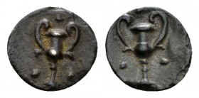 Calabria, Tarentum Obol circa 280-228, AR 10mm., 0.42g. Kantharos; around, three pellets. Rev. Kantharos, around, three pellets. Vlasto 1632. Historia...