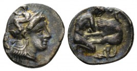 Calabria, Tarentum Diobol 325-280, AR 12.5mm., 1.09g. Head of Athena r., wearing crested Attic helmet, decorated with Skylla. Rev. Herakles strangling...