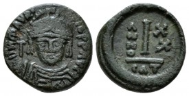 Maurice Tiberius, 582-602 Decanummo Catania 601-602 (year 20), Æ 14.5mm., 2.67g. Helmeted and cuirassed facing bust, holding globus cruciger. Rev Larg...