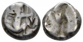 Persia (Achaemenidae), Siglos time of Darios I to Xerxes I (circa 505-480 BC), AR 15mm., 5.47g. Persian king in kneeling-running stance r., drawing bo...