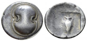 Boeotia, Thebes Drachm circa 480-456, AR 18mm., 5.56g. Beotian shield. Rev. Amphora within incuse square. SNG Copenhagen 413. Toned and Very fine 80
...
