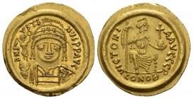 Justin II, 15 November 565 – 5 October 578. Solidus Ravenna circa 575-578, AV 20mm., 4.42g. Helmeted and cuirassed bust facing, holding globus surmoun...