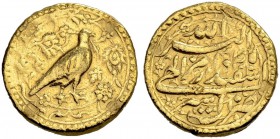 INDIEN
Mughal. Akbar I., 963-1014 AH (1556-1605). Mohur 45 Ilahi year (1599 AD), Asir. Falke sitzt nach rechts, umgeben von Blumenornamenten. Rv. Sch...