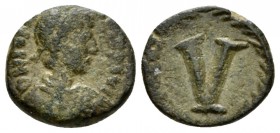 Justinian I, 1 August 527 – 14 November 565. Pentanummium uncertain mint circa 538-565, Æ 12mm., 1.57g. Diademed, draped and cuirassed bust r. Rev. La...