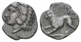 Lucania, Heraklea Diobol circa 432-420, AR 10.00 mm., 0.87 g.
Head of Heracles l., wearing lion's skin. Rev. HE Lion crouching l. Van Keuren 27. Hist...