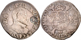 1572. Felipe II. Amberes. 1/5 de escudo felipe. Resello (MBC) león en óvalo de puntos (De Mey 945) (Vanhoudt pág. 272 tipo B) en anverso, realizado en...