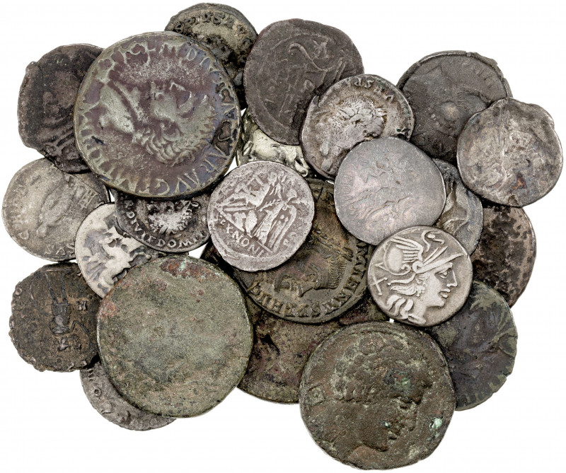 Lote formado por 3 bronces ibéricos, 7 romanos, un denario de Bolscan, 6 republi...