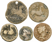 Lote de 5 bronces variados, uno con perforación. A examinar. BC-/BC+.