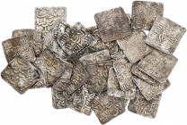Lote de 31 dirhems sin ceca, a nombre del Mahdí, junto con un fragmento de dirhem sin datos visibles. BC/MBC-.
