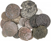 Lote formado por 18 monedas de cobre de los Austrias y 2 monedas de 1/2 real de Felipe V. Total 20 piezas. BC+/MBC.