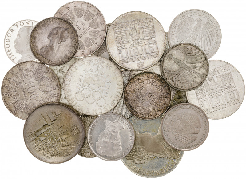 Lote de 21 monedas en plata de diversos países, tamaño duro y medio duro. A exam...