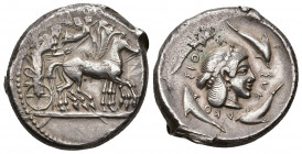 GRECIA ANTIGUA. SICILIA. SIRACUSA. Tetradracma (485-465 a.C.). A/ Cuadriga a der. coronada por Niké volando. R/ Cabeza de Aretusa a der. rodeada por 4...