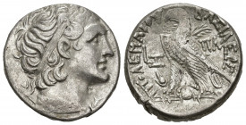 GRECIA ANTIGUA. EGIPTO. Ptolomeo XII. Tetradracma. A/ Cabeza diademada a der. R/ Águila sobre proa a izq., detrás palma, en campo LI-PA, delante tocad...