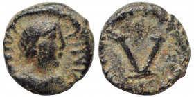 Justinian I, 527-565. Imitative (?) example, uncertain mint. Pentanummium (bronze, 0.84 g, 11 mm). Diademed, draped and cuirassed bust right. Rev. Lar...
