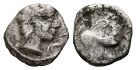 DIVISORES DE LA GALIA NARBONENSE. Hemióbolo. (Ar. 0,44g/9mm). Siglo III a.C.-Siglo II a.C. (ACIP 2663). Anv: Cabeza femenina a derecha, delante delfín...