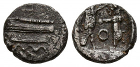 JUDAEA, Samaria. Obolo. (Ar. 0,70g/9mm). 401-365 a.C. Sidon. (HGC 10,240). Anv: Galera fenicia navegando a izquierda. Rev: Rey persa estante a derecha...