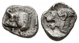 KYZIKOS, Misia. Hemióbolo. (Ae. 0,71g/10mm). 550-500 a.C. (SNG BN 385). Anv: Parte delantera de Jabalí a izquierda. Rev: Cabeza de león a izquierda. M...