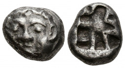 MYSIA, Parion. Dracma. (Ar. 3,42g/13mm). Siglo V a.C. (SNG Copenhagen 256). Anv: Cabeza de Gorgona de frente. Rev: Cuadrado incuso. MBC.