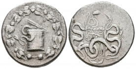 MISIA, Pérgamo. Cistóforo. (Ar. 12,56g/27mm). 180-133 a.C. (SNG BN 1707). Anv: Cista mística con una serpiente, rodeada de corona de yedra. Rev: Dos s...
